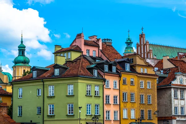 Kolorowe domy na starym mieście w Warszawie na Plac Zamkowy. Słoneczny letni dzień z błękitnego nieba. Poziome zdjęcie. — Zdjęcie stockowe
