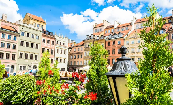 Kolorowe domy na starym mieście w Warszawie na Plac Zamkowy. Słoneczny letni dzień z błękitnego nieba. Poziome zdjęcie. — Zdjęcie stockowe