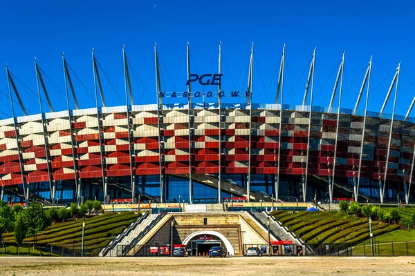 Βαρσοβία, Πολωνία 16 Ιουλίου 2017: Εθνικό ποδοσφαιρικό στάδιο της Πολωνίας, Βαρσοβία. Ηλιόλουστη καλοκαιρινή μέρα με έναν μπλε ουρανό. Οριζόντια φωτογραφία. — Φωτογραφία Αρχείου