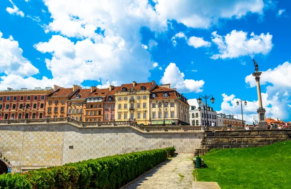 Warszawa 14 lipca 2017: Plac Zamkowy. Kolorowe domy na starym mieście w Warszawie na Plac Zamkowy. Słoneczny letni dzień z błękitnego nieba. Poziome zdjęcie. — Zdjęcie stockowe