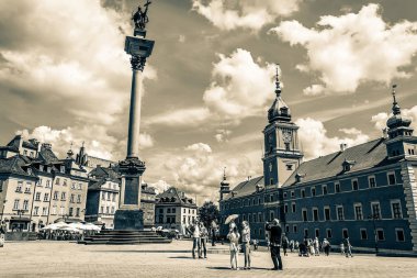 Varşova, Polonya 14 Temmuz 2017: Taba Zamkowy - kale Meydanı'nda Old Town Varşova Kraliyet Sarayı ile. Turistler kare castle çevresinde yürüyüş. Güneşli yaz günü. Vintage retro tarzı görünümü. 