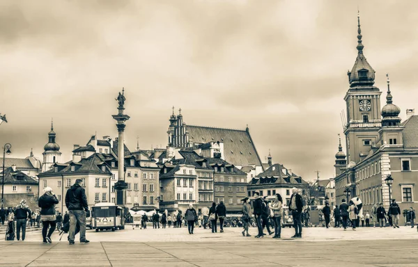 Warszawa 14 lipca 2017: Plac Zamkowy - Plac Zamkowy w Warszawie na Starówce z royal palace. Turystów spacer Plac Zamkowy. Słoneczny letni dzień. Widok w stylu retro Vintage. — Zdjęcie stockowe