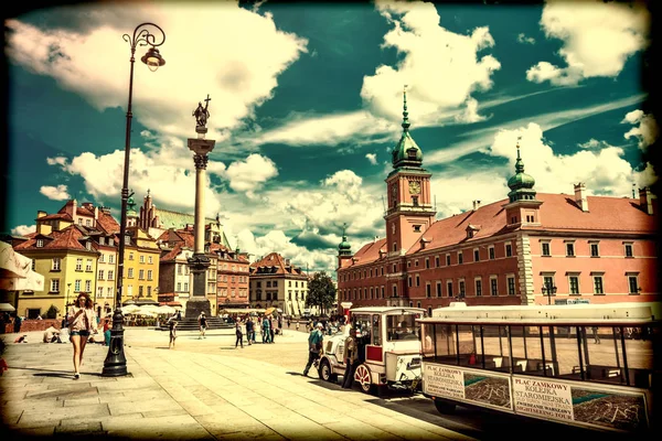 Varsovie, Pologne 14 juillet 2017 : Plac Zamkowy - La place du château de Varsovie dans la vieille ville avec palais royal. Les touristes se promènent autour de la place du château. Journée ensoleillée d'été. Vintage vue de style rétro . — Photo