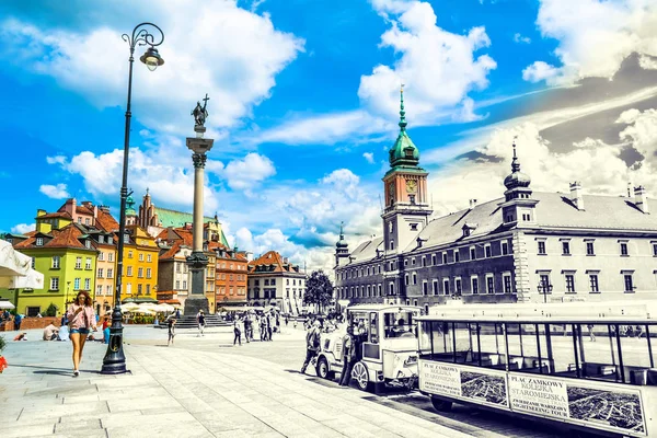 Varsovia, Polonia 14 de julio de 2017: Plac Zamkowy - La plaza del castillo en Varsovia en el casco antiguo con palacio real. Los turistas caminan por la plaza del castillo. Día soleado de verano. Vista de estilo retro vintage . —  Fotos de Stock