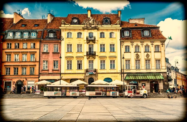 Kolorowe domy na starym mieście w Warszawie na Plac Zamkowy. Stare zdjęcie retro styl vintage. — Zdjęcie stockowe