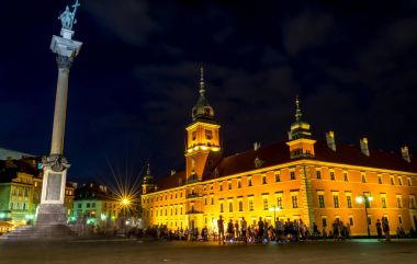 Varşova, Polonya 4 Ağustos 2017: Taba Zamkowy. Castle square Varşova adlı gece eski şehrin sokak fener ışığında akşam. Turistler kare castle çevresinde yürüyüş. Yaz günü. Yatay fotoğraf.