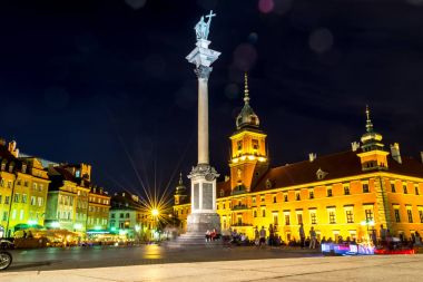 Varşova, Polonya 4 Ağustos 2017: Taba Zamkowy. Castle square Varşova adlı gece eski şehrin sokak fener ışığında akşam. Turistler kare castle çevresinde yürüyüş. Yaz günü. Yatay fotoğraf.