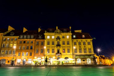 Varşova, Polonya 4 Ağustos 2017: Eski fener ışığında eski şehir gece Varşova sokakta. Turistler dolaşmak. Yatay fotoğraf.  