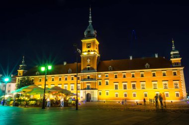 Varşova, Polonya 4 Ağustos 2017: Taba Zamkowy. Castle square Varşova adlı gece eski şehrin sokak fener ışığında akşam. Turistler kare castle çevresinde yürüyüş. Yaz günü. Yatay fotoğraf.