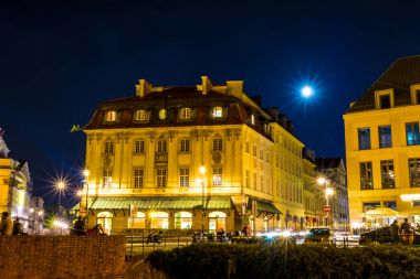 Varşova, Polonya 4 Ağustos 2017: Eski fener ışığında eski şehir gece Varşova sokakta. Turistler dolaşmak. Yatay fotoğraf.  