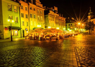 Varşova, Polonya 4 Ağustos 2017: Eski fener ışığında eski şehir gece Varşova sokakta. Turistler dolaşmak. Yatay fotoğraf.  