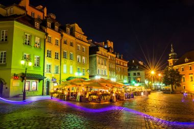 Varşova, Polonya 4 Ağustos 2017: Eski fener ışığında eski şehir gece Varşova sokakta. Turistler dolaşmak. Yatay fotoğraf.  