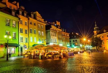 Varşova, Polonya 4 Ağustos 2017: Eski fener ışığında eski şehir gece Varşova sokakta. Turistler dolaşmak. Yatay fotoğraf.  