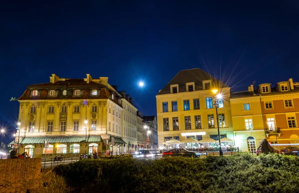 4 sierpnia 2017 Warszawa: Old street w Warszawie w nocy na starym mieście w świetle latarni. Turystów spacer. Poziome zdjęcie. — Zdjęcie stockowe