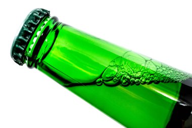 Beyaz arka plan üzerinde izole kabarcık closeup ile şişe bira