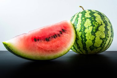 karpuz dilimi portre siyah ahşap bir masa üzerinde