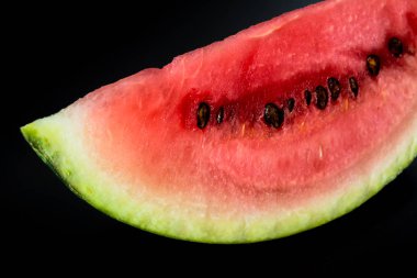 karpuz dilimi portre siyah bir zemin üzerine