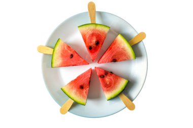 bir sopa dondurma yakın izole beyaz plaka üzerinde çekim üzerinden dilim karpuz kesmek