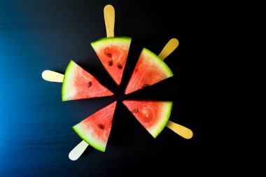 bir sopa dondurma yakın bir koyu mavi zemin üzerine dilim karpuz kestim