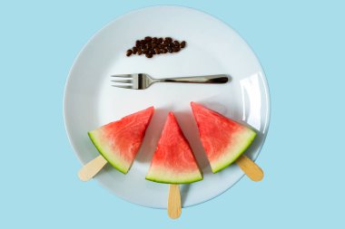 karpuz dilimi closeup mavi gökyüzü arka plan üzerinde