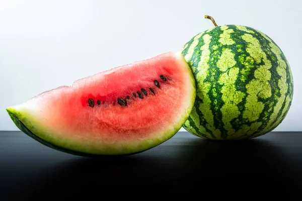 karpuz dilimi portre siyah ahşap bir masa üzerinde