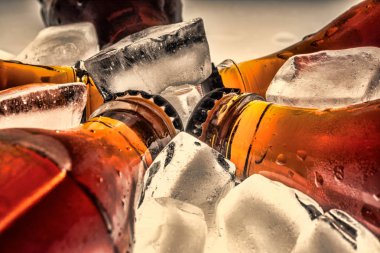 Soda buzdolabında buz üzerinde bir açık renkli cam şişelerde.  