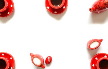 Bardak kahve çay bir fincan süt ve şeker izole ile