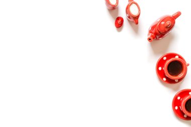 Bardak kahve çay bir fincan süt ve şeker izole ile