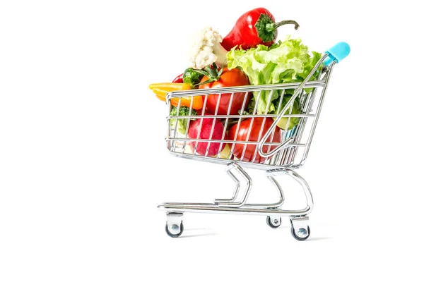 Carro de la compra con verduras frescas primer plano aislado sobre fondo blanco —  Fotos de Stock
