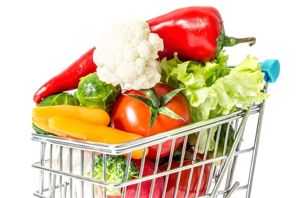 带新鲜蔬菜的购物车在白色背景上的特写 — 图库照片