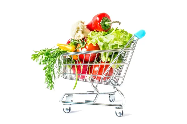 带新鲜蔬菜的购物车在白色背景上的特写 — 图库照片