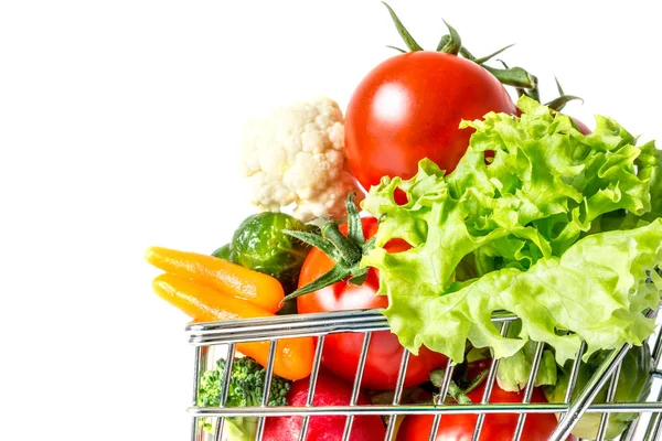 Bevásárlókosár friss zöldségek közelről elszigetelt fehér background — Stock Fotó