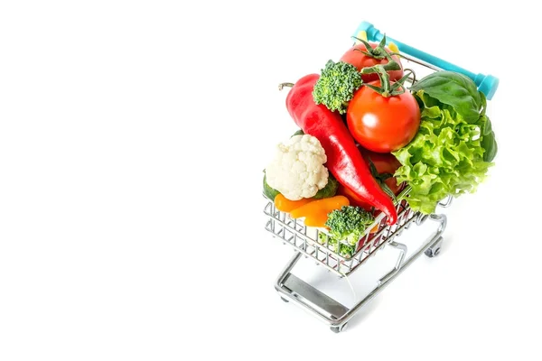 Carro de la compra con verduras frescas primer plano aislado sobre fondo blanco —  Fotos de Stock