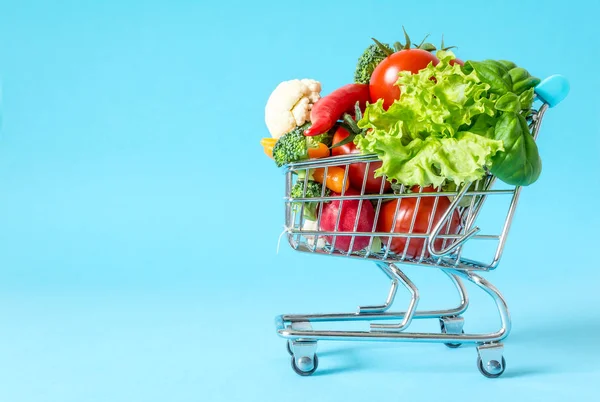 Panier avec légumes frais gros plan sur fond bleu — Photo