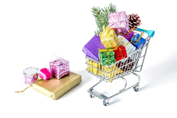 Novoroční dárky v nákupní vozík detail izolovaných na bílém pozadí. Nákupní vozík plný vánočních dárků izolovaných na bílém pozadí. — Stock fotografie
