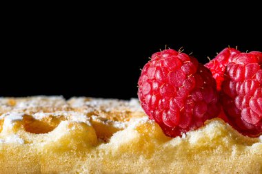 Tatlı tost waffle Ahududu ve şeker tozu yakın çekim makro siyah bir arka plan ile