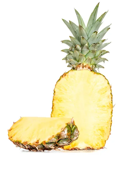 Ananas Scheibenfrucht isoliert auf weißem Hintergrund — Stockfoto