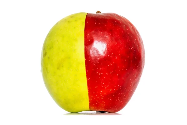 Połowa zielone i czerwone jabłko, połączonych ze sobą na białym tle na białym tle. Czerwone i zielone jabłko, izolowana na białym tle. — Zdjęcie stockowe