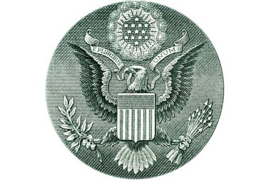 Beyaz arka planda izole edilmiş 1 dolarlık bir Amerikan banknotunun kartal makrosu. Bir dolarlık banknotun ayrıntıları. Büyük büyük boyut.