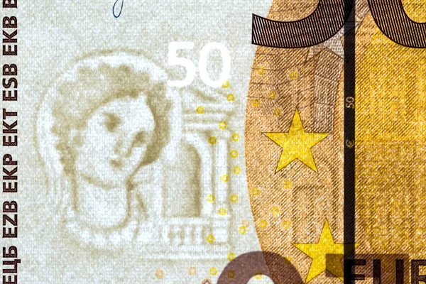 Marca de agua en un billete de 50 euros macro primer plano. Billete translúcido de 50 euros con marcas de agua visibles . —  Fotos de Stock