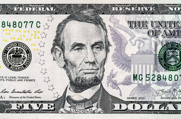 Retrato de primer plano de Abraham Lincoln en un billete de 5 dólares . — Foto de Stock