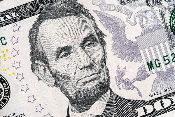 Close-up portret van Abraham Lincoln op een biljet van 5 Us dollars. — Stockfoto