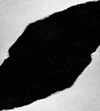 Kâğıtta yırtık kenarları yakın plan siyah arka plan ve evrende renkli uzay yıldızları olan bir delik. Kâinat manzaralı kağıt üzerinde bir delik..