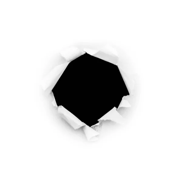 Μια στρογγυλή τρύπα σε λευκό χαρτί με σχισμένες άκρες απομονωμένες σε λευκό φόντο με μαύρο απομονωμένο φόντο στο εσωτερικό. — Φωτογραφία Αρχείου