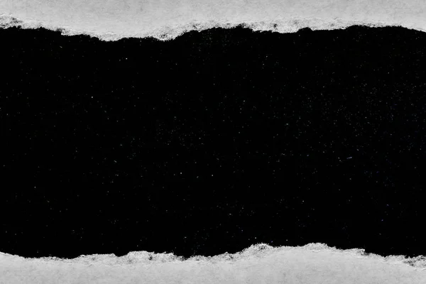 Dziura w papierze vintage z rozdartymi krawędziami zbliżenie z czarnym tłem wewnątrz z kolorowymi gwiazdami przestrzeni we wszechświecie. Dziura w papierze z widokiem na kosmos wszechświata. — Zdjęcie stockowe