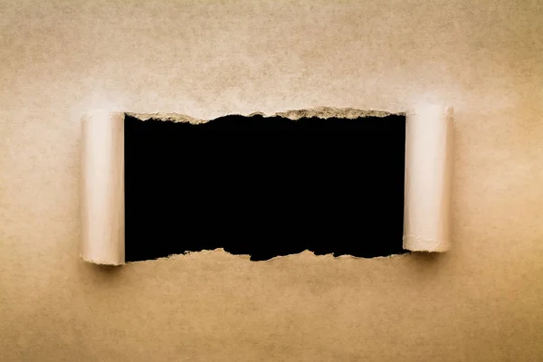 引き裂かれた縁が閉じられたヴィンテージ紙の穴と内側に黒い隔離された背景. — ストック写真