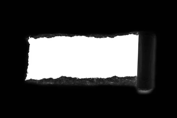 Díra v černém papíru s roztrženými okraji izolované s bílým izolovaným pozadím uvnitř. — Stock fotografie
