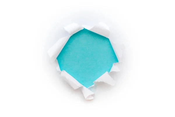 Okrągły otwór w białym papierze z rozdartymi krawędziami odizolowany na białym tle z jasnoniebieskim papierowym tłem wewnątrz. Dobra faktura papieru — Zdjęcie stockowe