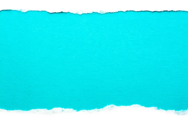 Weißes Papier mit abgerissenen Kanten, isoliert mit hellblauem Papierhintergrund. gute Papierstruktur — Stockfoto