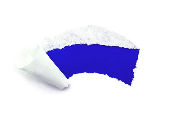Ein Loch in weißem Papier mit abgerissenen Rändern isoliert auf weißem Hintergrund mit dunkelblauem Papierhintergrund. gute Papierstruktur — Stockfoto